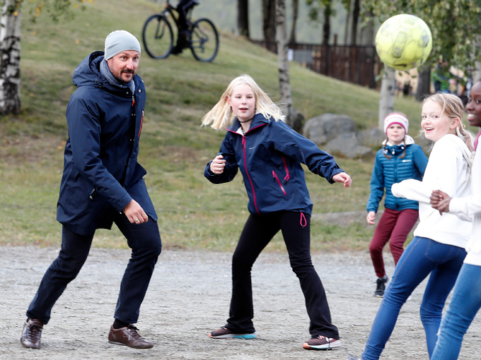 Kronprins Haakon vart med og spelte fotball på Loar. Foto: Marius Gulliksrud, Stella Pictures